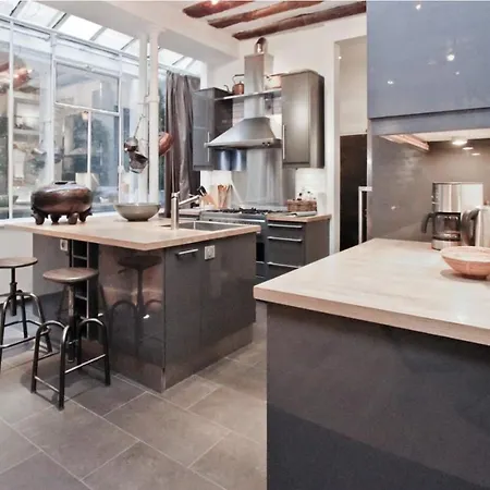 Courtyard View Apartment *